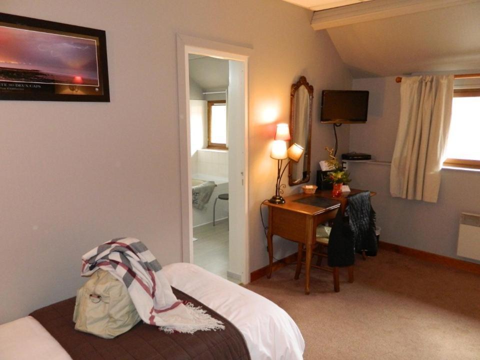 Logis - Auberge Du Colombier Guines Room photo